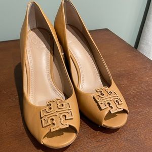 NWT Tory Burch leather peep toe wedges in tan / camel color, size 6.